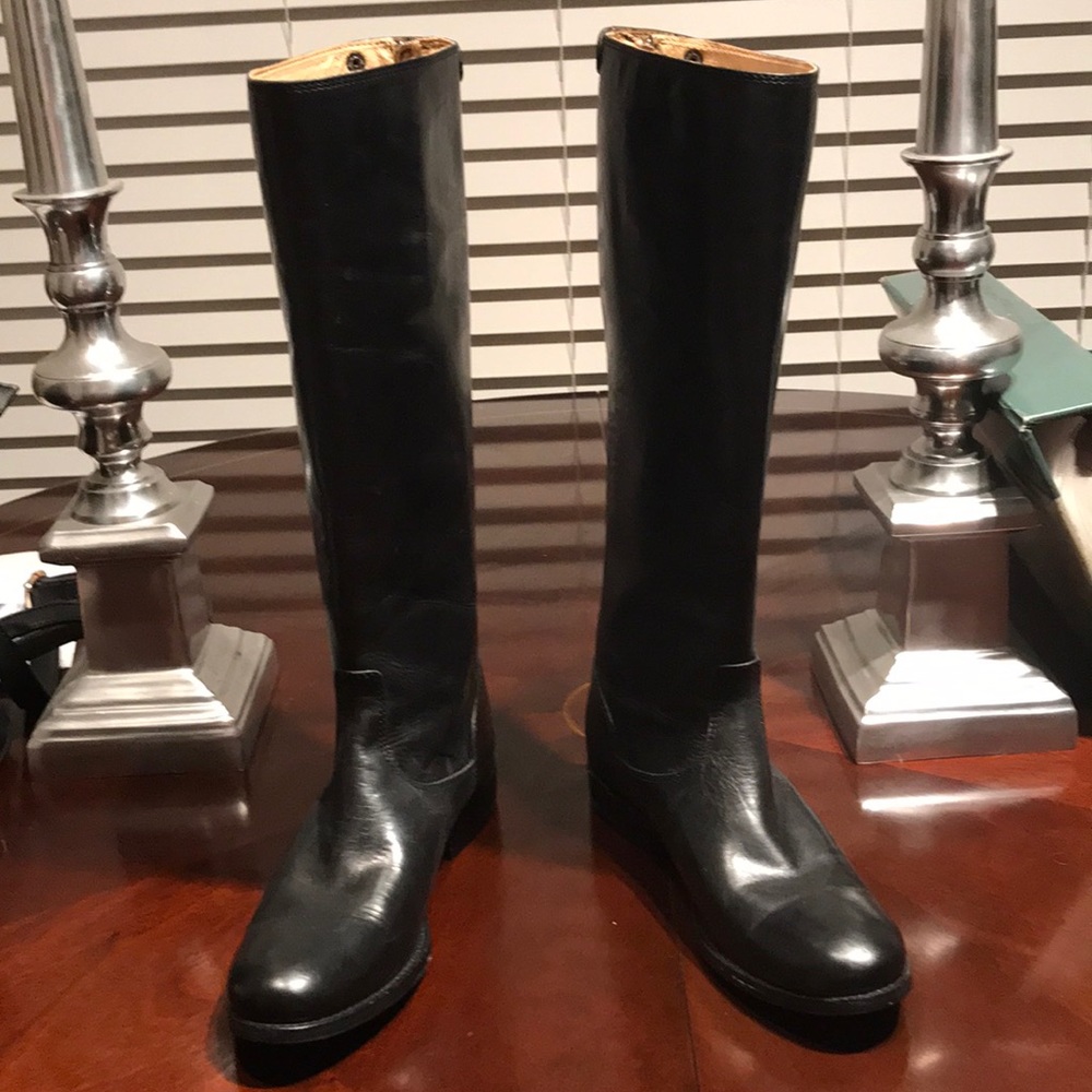Black super cute black leather boots by Frye.